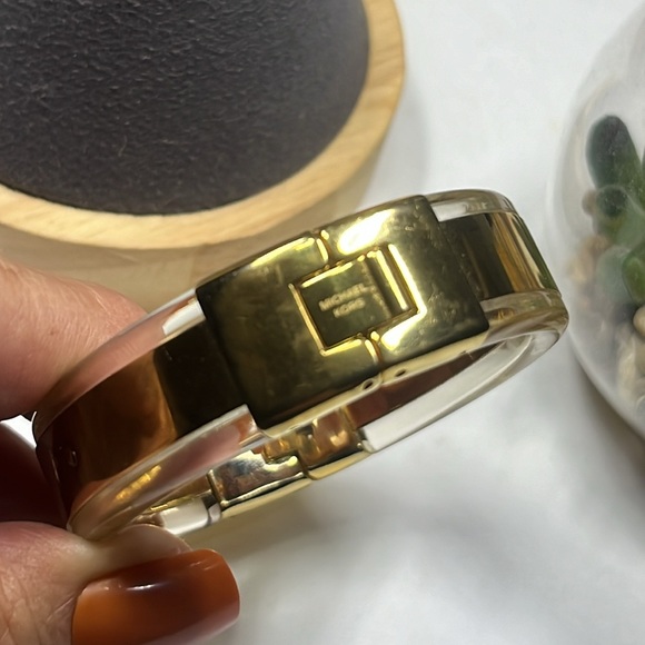 MICHAEL KORS Gold Heritage logo plaque acrylic hinged bracelet - Picture 3 of 11